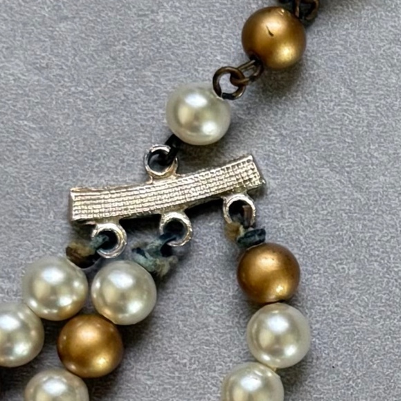 VINTAGE JAPAN Necklace Three Strand Graduated Faux Pearl Ivory Gold 13"-15" - Picture 6 of 10